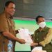 Penyerahan SK oleh Bupati Gorontalo, Nelson Pomalingo kepada Plh Kepala Dinas Sosial Kabupaten Gorontalo, Rahmat Donie Lahatie. (Foto istimewa)