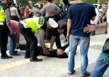 Polisi Smackdown Mahasiswa hingga Pingsan Saat Demo di Tangerang