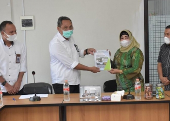 Wakil Bupati Pohuwato, Suharsi Igirisa bersama Kadis Perkim, Anwar Sadat, menyerahkan proposal pembangunan rumah susun kepada Kepala Balai Pelaksana Penyediaan Perumahan Sulawesi 1, Recky W. Lahope.
