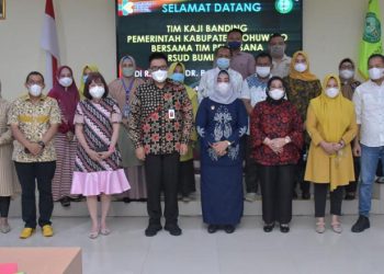 Wakil Bupati Pohuwato, Suharsi Igirisa bersama Direktur RSUD Bumi Panua, dr. Yenni Ahmad diterima Direktur Utama RSUP Prof. Dr.R.D Kandou Manado, Dr.dr. Jimmy Panelewen, Sp.B-KBD bersama Direktur SDM Pendidikan dan Umum, Dr.dr. Ivonne Elisabeth Rotty, M.Kes, dan Tim Kesling, K3RS, di aula lantai 2
