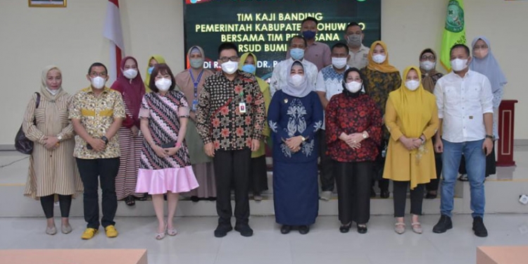 Wakil Bupati Pohuwato, Suharsi Igirisa bersama Direktur RSUD Bumi Panua, dr. Yenni Ahmad diterima Direktur Utama RSUP Prof. Dr.R.D Kandou Manado, Dr.dr. Jimmy Panelewen, Sp.B-KBD bersama Direktur SDM Pendidikan dan Umum, Dr.dr. Ivonne Elisabeth Rotty, M.Kes, dan Tim Kesling, K3RS, di aula lantai 2