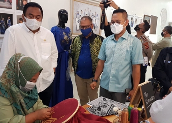 MO KARAWO-Wakil Ketua DPR RI, Rachmad Gobel (kemeja putih) menyaksikan proses penyulaman karawo pada grand opening Rumah Karawo di Jl. Palma, Kelurahan Libuo, Kecamatan Dungingi, Kota Gorontalo, Selasa (12/10/2021). (hasan/gopos.id)