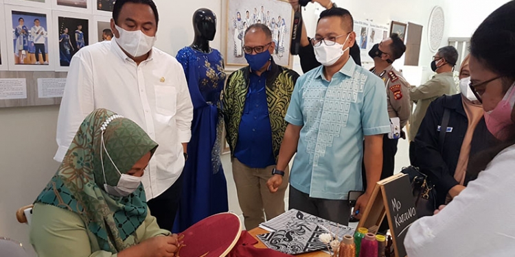 MO KARAWO-Wakil Ketua DPR RI, Rachmad Gobel (kemeja putih) menyaksikan proses penyulaman karawo pada grand opening Rumah Karawo di Jl. Palma, Kelurahan Libuo, Kecamatan Dungingi, Kota Gorontalo, Selasa (12/10/2021). (hasan/gopos.id)