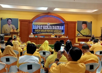 Ketua DPD Golkar Provinsi Gorontalo, Rusli Habibie sedang memberikan sambutan pada rapat kerja daerah partai Golkar provinsi Gorontalo, Sabtu (30/10/2021). Foto : Sari/gopos
