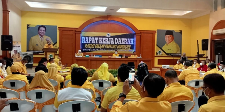 Ketua DPD Golkar Provinsi Gorontalo, Rusli Habibie sedang memberikan sambutan pada rapat kerja daerah partai Golkar provinsi Gorontalo, Sabtu (30/10/2021). Foto : Sari/gopos