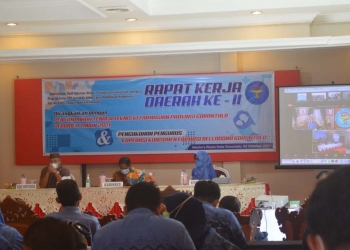 Rakerda II PAFI Gorontalo yang dirangkaikan dengan penyumpahan Tenaga Teknis Kefarmasian Provinsi Gorontalo periode II tahun 2021, serta pengukuhan pengurus Koperasi Farmasi Beladona Gorontalo, di Nacha's Resto Kota Gorontalo, Sabtu (2/10/2021). (Foto: Putra/Gopos)