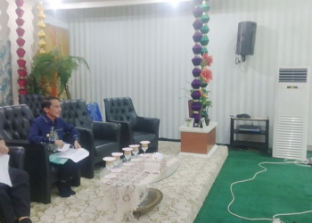 KLARIFIKASI PENCAIRAN DANA PEN - Bupati Gorontalo, Nelson Pomalingo saat menghadiri rapat klarifikasi Penundaan Pencairan Dana Pinjaman PEN Daerah Kabupaten Gorontalo Melalui Zoom Meeting Di Aula Rumah Dinas Bupati Gorontalo, Kamis (14/10/2021). Foto : Putra/Gopos