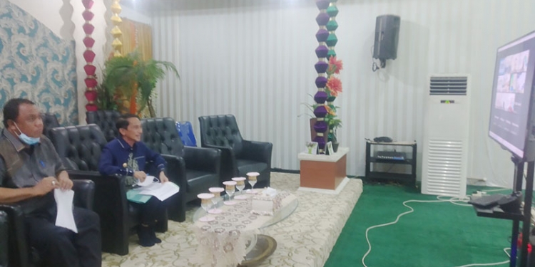 KLARIFIKASI PENCAIRAN DANA PEN - Bupati Gorontalo, Nelson Pomalingo saat menghadiri rapat klarifikasi Penundaan Pencairan Dana Pinjaman PEN Daerah Kabupaten Gorontalo Melalui Zoom Meeting Di Aula Rumah Dinas Bupati Gorontalo, Kamis (14/10/2021). Foto : Putra/Gopos