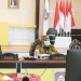 Gubernur Gorontalo Rusli Habibie (tengah) didampingi Sekretaris Daerah Darda Daraba (kiri) dan Kepala Dinas Kesehatan Provinsi Gorontalo Yana Yanti Suleman (kanan) saat mengikuti Rapat Evaluasi PPKM dan vaksinasi yang diperluas bersama forkompinda secara virtual di Rujab Gubernur,  Selasa (19/10/2021). (foto : Salman)