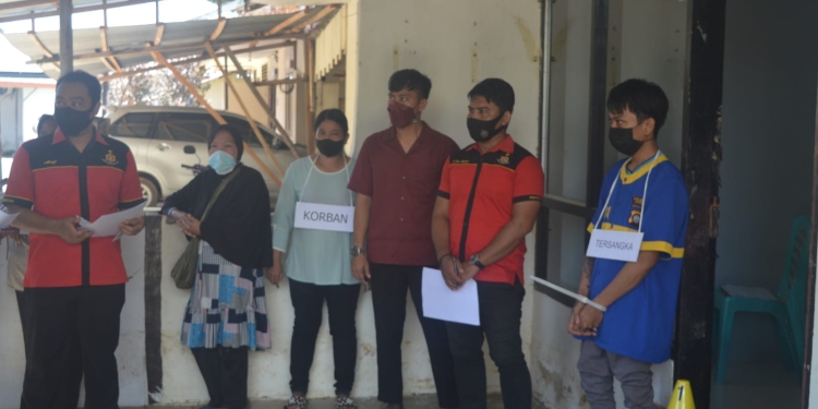 Sat Reskrim Polres Gorontalo melakukan rekonstruksi kasus pembunuhan istri oleh suami, Selasa (26/10/2021). (putra/gopos)