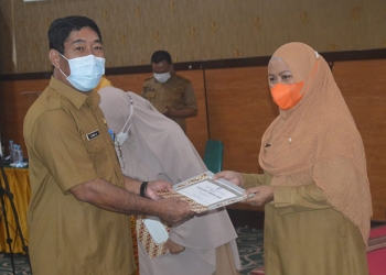 Sekretaris Dinas Kesehatan Provinsi Gorontalo, Janni S Kiai Demak saat memberikan penghargaan kepada salah satu Puskesmas terbaik di Provinsi Gorontalo, di Hotel Grand Q, Kota Gorontalo, Senin (11/10/2021). Foto : (Putra/Gopos)