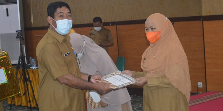 Sekretaris Dinas Kesehatan Provinsi Gorontalo, Janni S Kiai Demak saat memberikan penghargaan kepada salah satu Puskesmas terbaik di Provinsi Gorontalo, di Hotel Grand Q, Kota Gorontalo, Senin (11/10/2021). Foto : (Putra/Gopos)