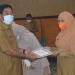 Sekretaris Dinas Kesehatan Provinsi Gorontalo, Janni S Kiai Demak saat memberikan penghargaan kepada salah satu Puskesmas terbaik di Provinsi Gorontalo, di Hotel Grand Q, Kota Gorontalo, Senin (11/10/2021). Foto : (Putra/Gopos)