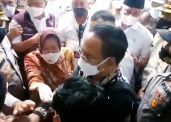 Mensos Risma Triharini terlibat cekcok dengan pendemo saat kunjung kerja ke Lombok Timur, Nusa Tenggara Barat.