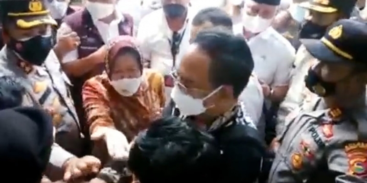 Mensos Risma Triharini terlibat cekcok dengan pendemo saat kunjung kerja ke Lombok Timur, Nusa Tenggara Barat.