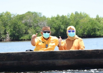Gubernur Gorontalo Rusli Habibie didampingi istri Idah Syahidah saat mengunjungi warga suku Bajo di Desa Torosiaje, Kecamatan Popayato, Kabupaten Pohuwato, Jumat (15/10/2021). Gubernur Rusli berjanji memberikan bantuan perahu mesin sebagai sarana transportasi siswa sekolah di desa tersebut. (Foto: Salman).