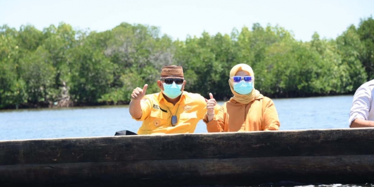 Gubernur Gorontalo Rusli Habibie didampingi istri Idah Syahidah saat mengunjungi warga suku Bajo di Desa Torosiaje, Kecamatan Popayato, Kabupaten Pohuwato, Jumat (15/10/2021). Gubernur Rusli berjanji memberikan bantuan perahu mesin sebagai sarana transportasi siswa sekolah di desa tersebut. (Foto: Salman).