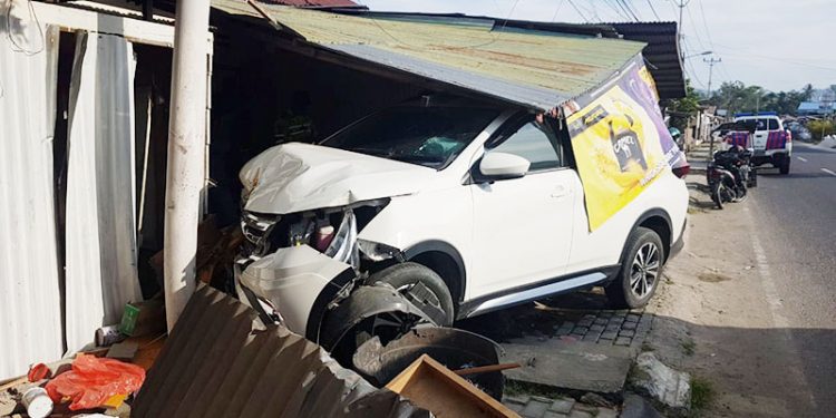 Mobil seruduk rumah
