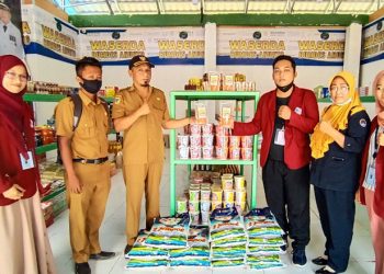 Mahasiswa Kuliah Kerja Nyata (KKN) Universitas Negeri Gorontalo (UNG) ciptakan inovasi pembuatan produk Stik Pepaya dalam memberdayakan UMKM. (Foto Istimewa)