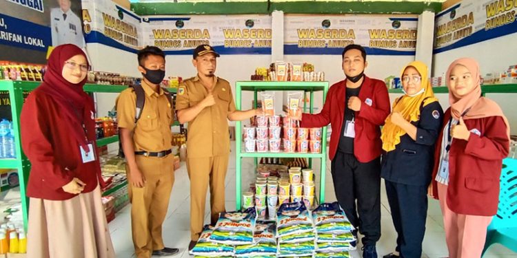 Mahasiswa Kuliah Kerja Nyata (KKN) Universitas Negeri Gorontalo (UNG) ciptakan inovasi pembuatan produk Stik Pepaya dalam memberdayakan UMKM. (Foto Istimewa)