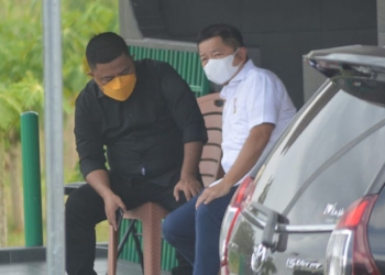 Ketua DPP PPP, Suharso Monoarfa, bersama Anggota Formatur PPP Kabupaten Bone Bolango, Azan Piola sedang berbincang-bincang di Rumah Makan Orasawa Limboto, Sabtu (9/10/2021). Foto : Putra/Gopos.