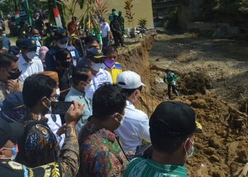 Mentri PPN/Bappenas, Suharso Monoarfa ditemani Bupati, Gorontalo Nelson Pomalingo dan jajaran Forkopimda Provinsi Gorontalo saat meninjau lokasi terdampak banjir di Desa Talumelito, Kecamatan Telaga Biru, Kabupaten Gorontalo, Sabtu (9/10/2021). Foto : Putra/Gopos.