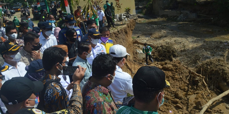 Mentri PPN/Bappenas, Suharso Monoarfa ditemani Bupati, Gorontalo Nelson Pomalingo dan jajaran Forkopimda Provinsi Gorontalo saat meninjau lokasi terdampak banjir di Desa Talumelito, Kecamatan Telaga Biru, Kabupaten Gorontalo, Sabtu (9/10/2021). Foto : Putra/Gopos.