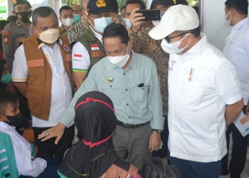 VAKISNASI COVID-19 - Menteri PPN/Bappenas, Suharso Monoarfa bersama Bupati Gorontalo, Nelson Pomalingo, Wakil Bupati, Hendra Hemeto, saat meninjau pelaksanaan vaksinasi di Sport Center Limboto, Sabtu (9/10/2021). Foto : Putra/Gopos.