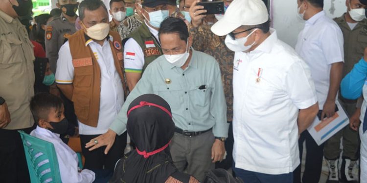 VAKISNASI COVID-19 - Menteri PPN/Bappenas, Suharso Monoarfa bersama Bupati Gorontalo, Nelson Pomalingo, Wakil Bupati, Hendra Hemeto, saat meninjau pelaksanaan vaksinasi di Sport Center Limboto, Sabtu (9/10/2021). Foto : Putra/Gopos.
