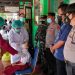 Forkopimcam Kauman Tulungagung saat mengawal swab antigen siswa SD di Kecamatan Kauman, Kabupaten Tulungagung, Selasa (12/10/2021). (Foto: dok. Polres Tulungagung)