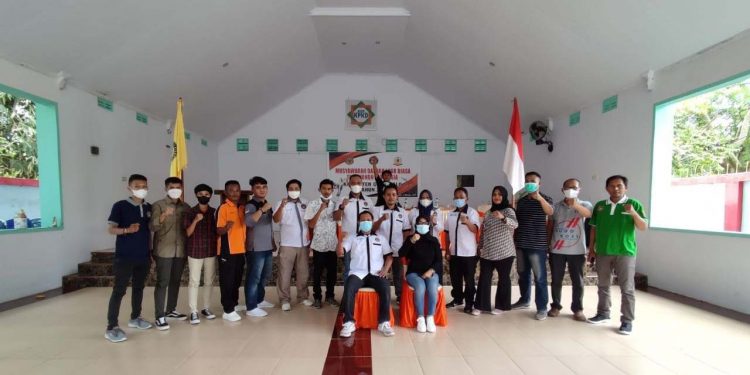 Ketua Pengurus Kabupaten (Pengkab) Taekwondo Kabupaten Gorontalo, Tety Moonty (kanan) berfoto bersama ketua Pengkab lama, Irawan Huntoyungo (kiri) dan jajaran Pengkab usai pemilihan. (Istimewa)