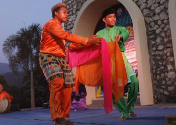 Salah satu tarian yang ditampilkan dalam pagelaran budaya Festival Polopalo dikala senja sore di Benteng Ulantha. (Foto Irul/Diskominfo)