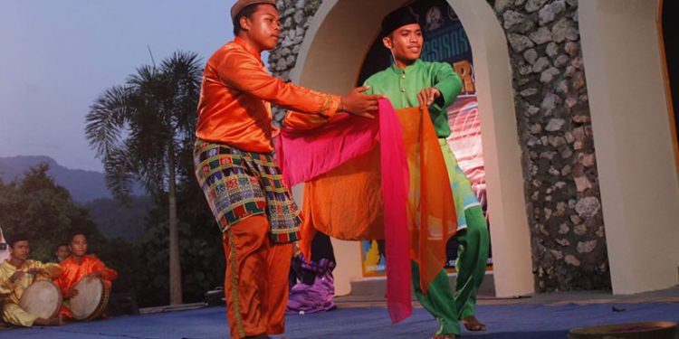 Salah satu tarian yang ditampilkan dalam pagelaran budaya Festival Polopalo dikala senja sore di Benteng Ulantha. (Foto Irul/Diskominfo)