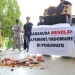 Massa aksi menghambur tomat dan telur di depan kantor Bupati Pohuwato sebagai bentuk protes terhadap kehadiran Alfamaret dan Indomaret di Pohuwato, Selasa (26/10/2021). (Mahmud/gopos)