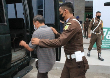 DPO, Yancen Tangkilisan alias Ko' Yancen terpidana dalam perkara tindak pidana kehutanan, tiba di Kejati Gorontalo, Senin (11/10/2021). Foto : istimewa