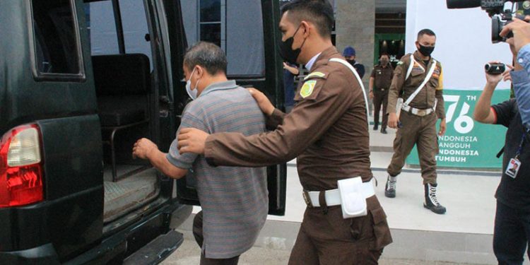 DPO, Yancen Tangkilisan alias Ko' Yancen terpidana dalam perkara tindak pidana kehutanan, tiba di Kejati Gorontalo, Senin (11/10/2021). Foto : istimewa