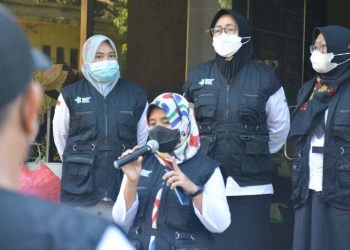 Kepala Dinas Kesehatan Provinsi Gorontalo, dr. Yana Yanti Suleman sedang memberikan sambutan pada acara pelepasan Pelayan Kesehatan Bergerak (PKB), Daerah Perbatasan Terpencil, dan Kepulauan (DPTK). (Foto: Tim Infokom)