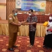 ubernur Gorontalo Rusli Habibie menerima cindera mata dari
Ketua Jurusan Ilmu Komunikasi Agung Prabowo usai membuka UKW gratis fasilitas Dewan Pers di Hotel Maqna Gorontalo.