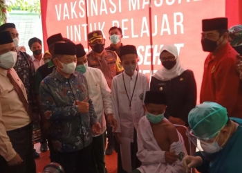 Kepala Bappenas Suharso Monoarfa (batik hijau), bersama Bupati Blitar Rini Syarifah, saat meninjau vaksinasi santri di Ponpes Nurul Ulum 2, Kabupaten Blitar, Jum'at (1/10/2021). (Foto: Ma'ruf/gopos)