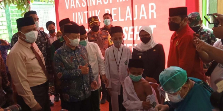 Kepala Bappenas Suharso Monoarfa (batik hijau), bersama Bupati Blitar Rini Syarifah, saat meninjau vaksinasi santri di Ponpes Nurul Ulum 2, Kabupaten Blitar, Jum'at (1/10/2021). (Foto: Ma'ruf/gopos)