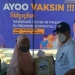 Ketua DPW Partai Nasdem Provinsi Gorontalo, Hamim Pou saat menyerahkan hadiah kegembiraan berupa beras Premium Amazinc kepada warga yang telah melakukan vaksinasi. (Foto Indra/Gopos)