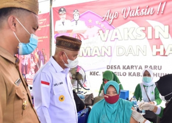 Bupati Pohuwato, Saipul Mbuinga, saat meninjau pelaksanaan vaksinasi di Desa Karya Baru, Kecamatan Dengilo, Kabupaten Pohuwato. (dok. gopos)