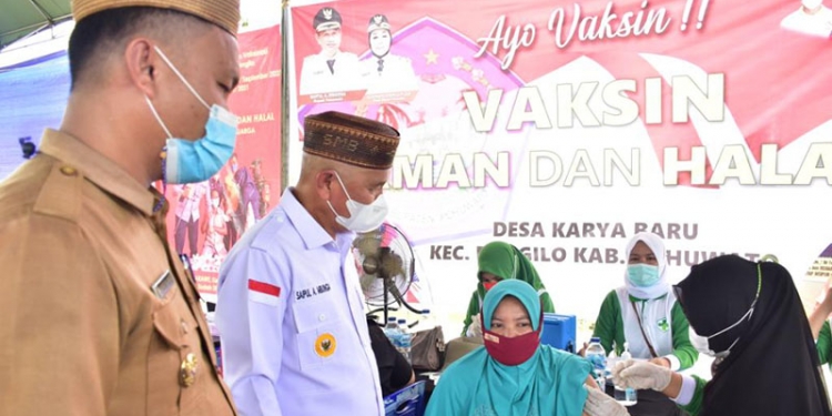Bupati Pohuwato, Saipul Mbuinga, saat meninjau pelaksanaan vaksinasi di Desa Karya Baru, Kecamatan Dengilo, Kabupaten Pohuwato. (dok. gopos)