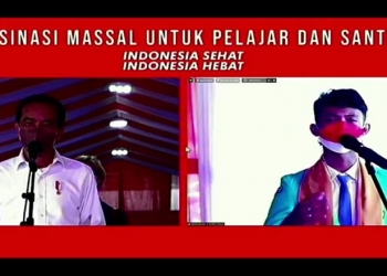 Presiden Joko Widodo berbincang dengan siswa peserta vaksinasi secara virtual. Di Gorontalo pelaksanaan vaksinasi yang dipusatkan di SMA Negeri 3 Gorontalo turut dipantau oleh Presiden Joko Widodo. (salman)