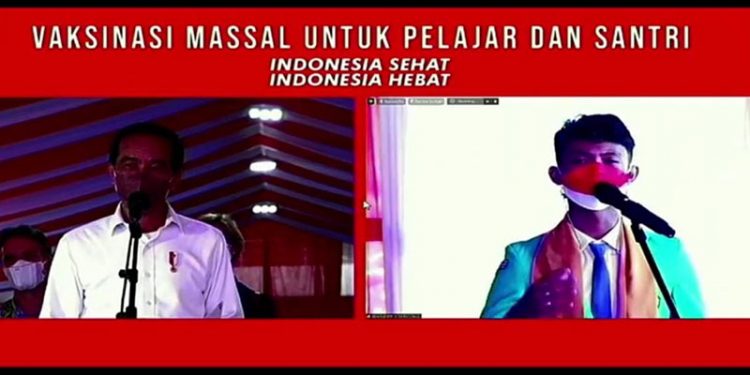 Presiden Joko Widodo berbincang dengan siswa peserta vaksinasi secara virtual. Di Gorontalo pelaksanaan vaksinasi yang dipusatkan di SMA Negeri 3 Gorontalo turut dipantau oleh Presiden Joko Widodo. (salman)