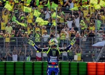 Pebalap Valentino Rossi menyapa penggemarnya di Grand Stand VR46 Sirkuit Missano, Ahad (24/10/2021).