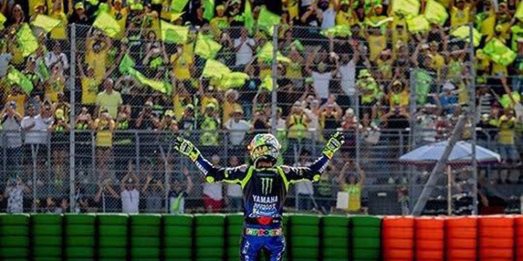 Pebalap Valentino Rossi menyapa penggemarnya di Grand Stand VR46 Sirkuit Missano, Ahad (24/10/2021).