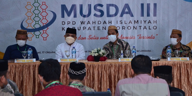 MUSDA III - Wakil Bupati Gorontalo, Hendra S Hemeto (mengenakan kemeja putih) di kegiatan Musyawarah Daerah (Musda) III DPD Wahdah Islamiyah Kabupaten Gorontalo, di Hotel Milana, Kecamatan Limboto, Ahad (17/10/2021). (Kominfo Kabupaten Gorontalo)