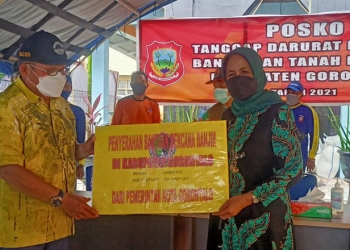 Wali Kota Gorontalo, Marten Taha saat memberikan bantuan kepada Sekretaris Daerah Kabupaten Gorontalo, Hadijah U Tayeb di Kantor BPBD Kabupaten Gorontalo, Ahad (3/10/2021). Istimewa