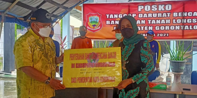 Wali Kota Gorontalo, Marten Taha saat memberikan bantuan kepada Sekretaris Daerah Kabupaten Gorontalo, Hadijah U Tayeb di Kantor BPBD Kabupaten Gorontalo, Ahad (3/10/2021). Istimewa